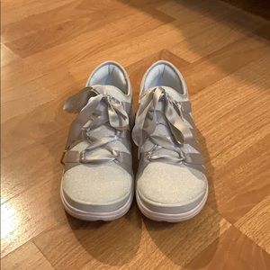 BZees silver sneakers Sz.9